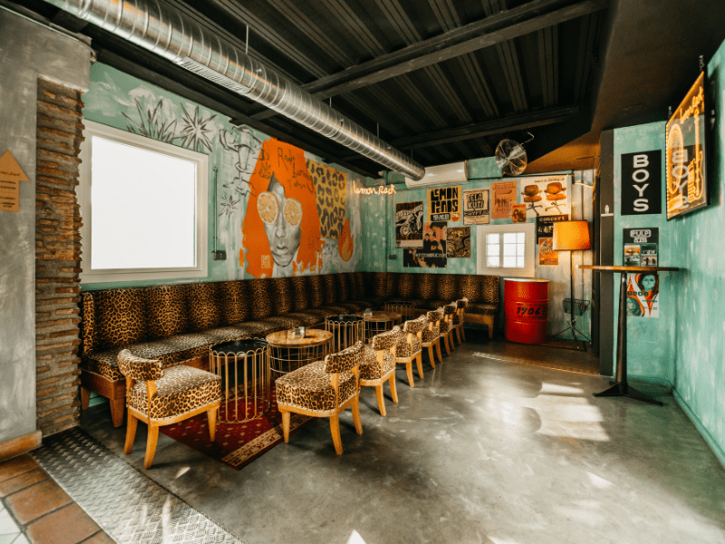 Interior de un restaurante de moda en Granada