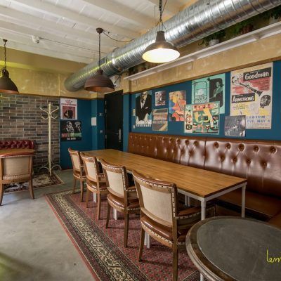 sala para comer y escuchar música