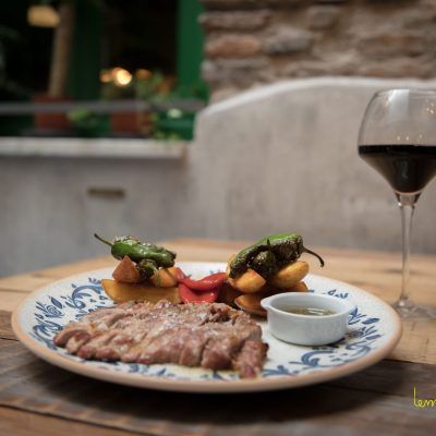 plato de solomillo con copa de vino