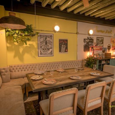 sala interior con mesa montada