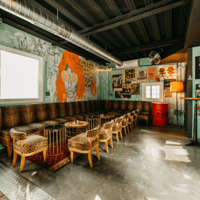 Interior de un restaurante de moda en Granada
